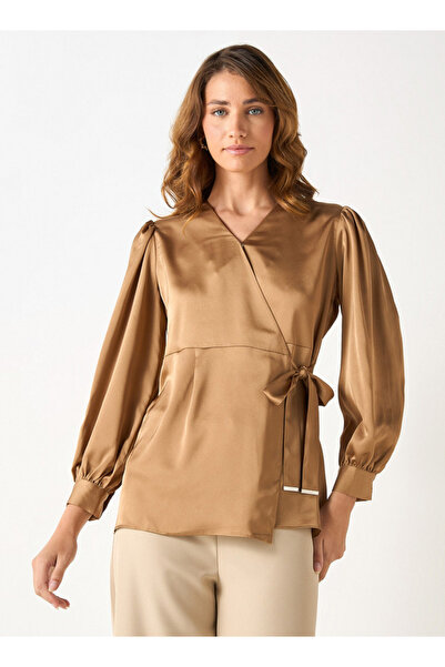 Iconic بلوزة ملفوفة بفتحة رقبة على شكل حرف V وأكمام طويلة