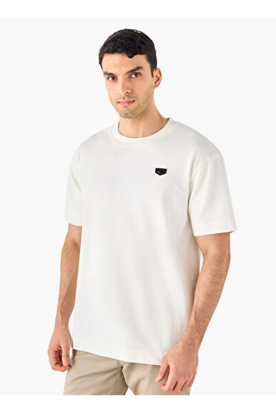 Iconic تي شيرت برقبة دائرية وأكمام قصيرة مع تفاصيل تطريز