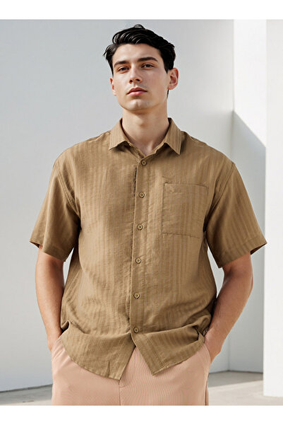 Iconic قميص مخطط بقصّة مربعة وجيب على الصدر