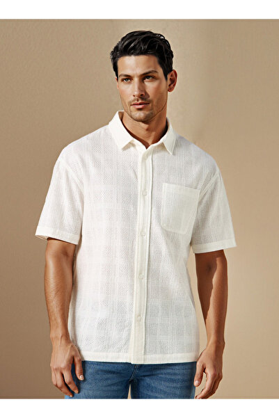 Iconic قميص بقصّة عادية ومُحكم الغلق مع جيب على الصدر