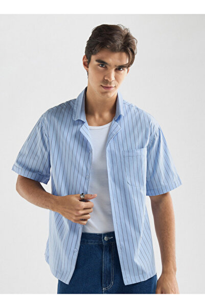 FAV قميص مخطط بقصّة عادية مع ياقة معسكر وأكمام قصيرة