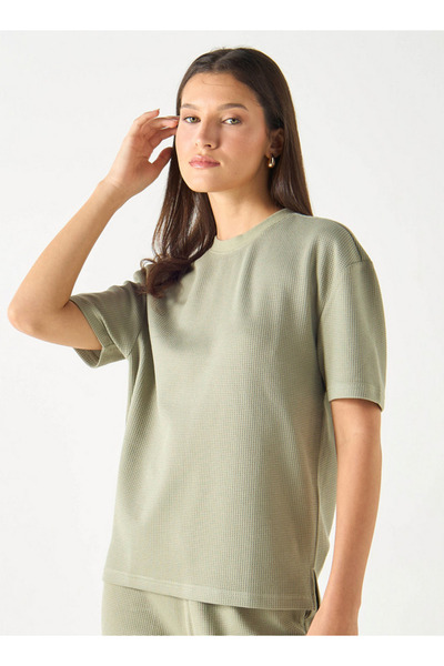 FAV تي شيرت منقوش بنقشة الوافل مع رقبة دائرية وأكمام قصيرة