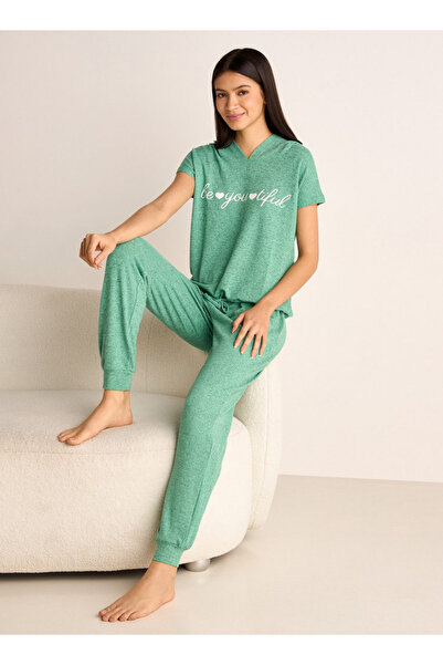 FAV طقم تي شيرت بغطاء رأس وبنطال رياضي مطاطي مطبوع عليه شعار