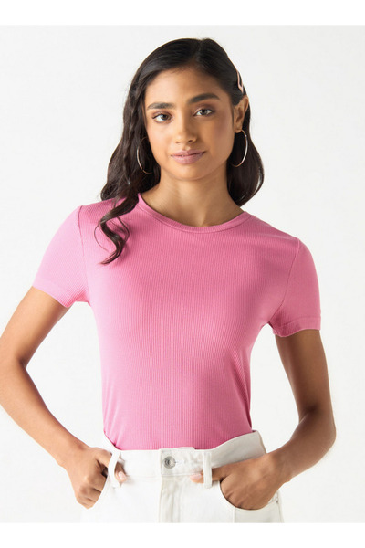 FAV تي شيرت مضلع برقبة دائرية وأكمام قصيرة