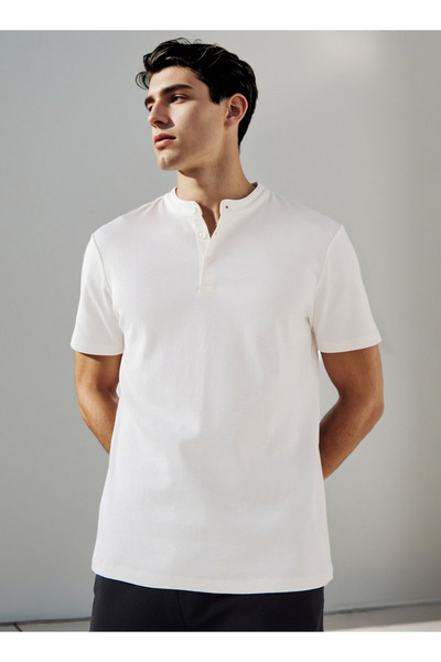 FAV تي شيرت بقصّة عادية ورقبة هنلي