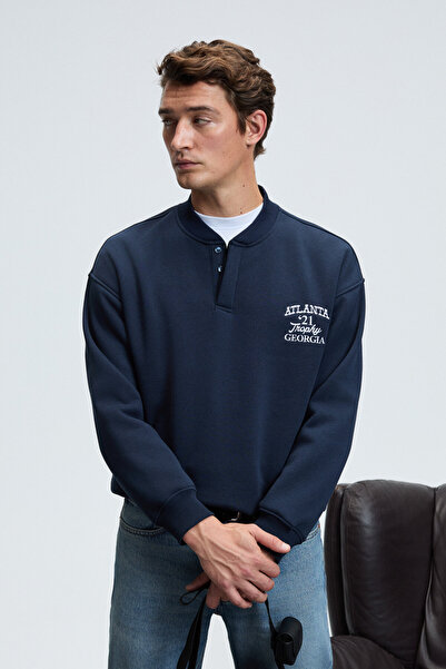 GRIMELANGE JETHRO Чоловічий бомбер з коміром-стійкою, ґудзиками та вишивкою на грудях, вільний крій, темно-синій світшот