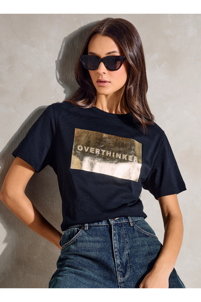 FAV تي شيرت بطبعة رقائق معدنية ورقبة دائرية