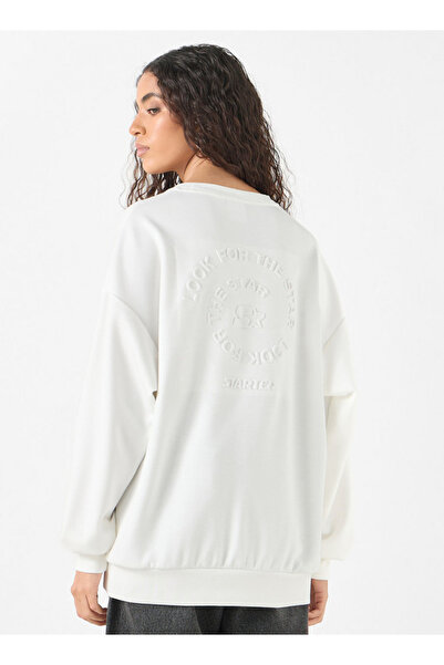 FAV سويت شيرت بتفاصيل شعار البادئ مع رقبة دائرية وأكمام طويلة