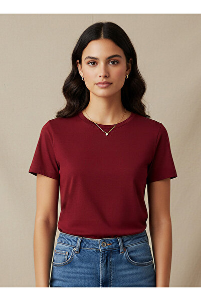 FAV تي شيرت بقصّة قصة ضيقة مع رقبة دائرية