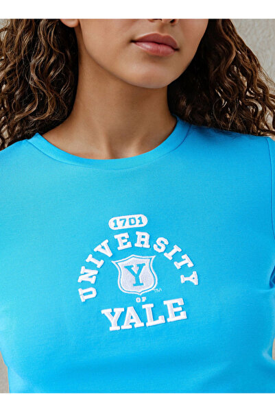 SP Characters تي شيرت قصير مطرز بشعار الجامعة