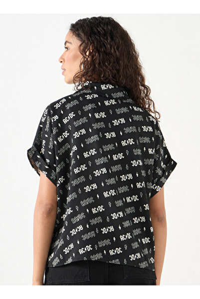 SP Characters قميص مطبوع عليه Ac/dc مع ياقة وأكمام قصيرة