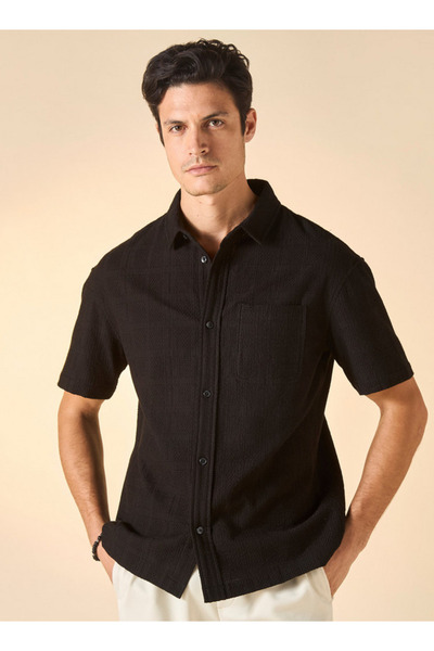 Iconic قميص بقصّة عادية ومُحكم الغلق مع جيب على الصدر