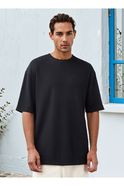 FAV تي شيرت برقبة دائرية وأكمام قصيرة