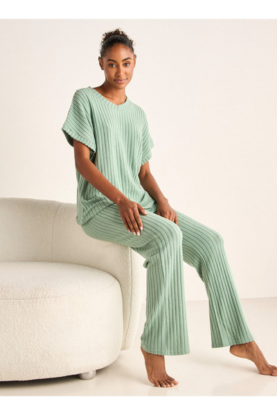 FAV طقم بيجامة مطاطية وقميص بفتحة رقبة على شكل حرف V