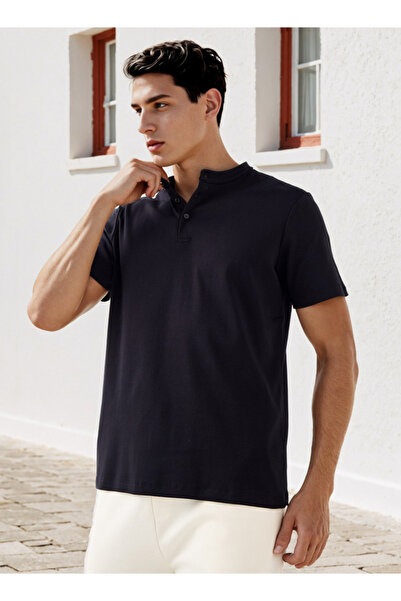 FAV تي شيرت بقصّة عادية ورقبة هنلي