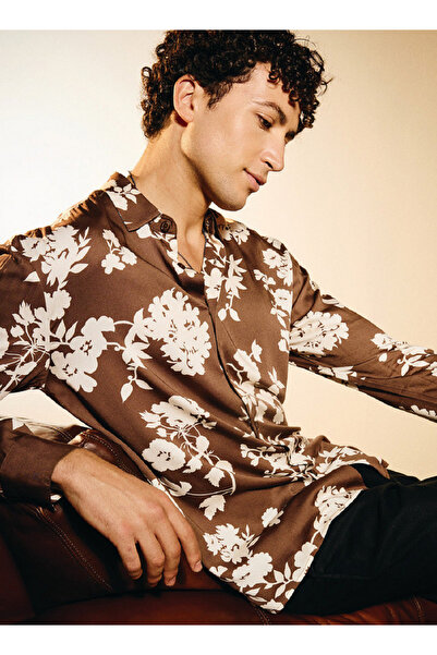 Iconic قميص بقصة عادية وطبعة زهور مع ياقة وأكمام طويلة