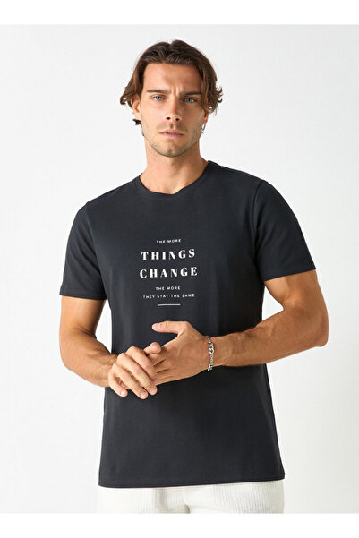 Iconic تي شيرت بطبعة طباعية ورقبة دائرية وأكمام قصيرة