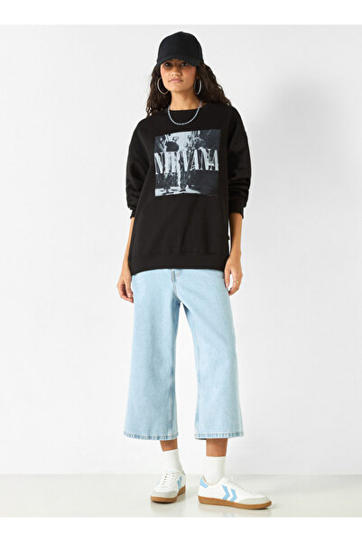 SP Characters سويت شيرت بطبعة جرافيكية من Nirvana بأكمام طويلة