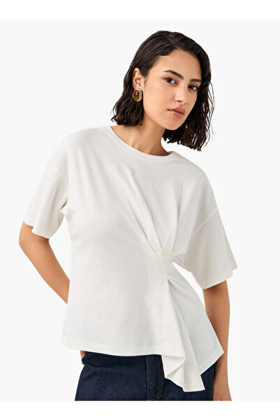 Iconic تي شيرت بتفاصيل مجمعة وأكمام منسدلة