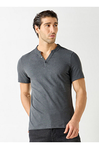 FAV تي شيرت سادة برقبة هنلي وأكمام قصيرة