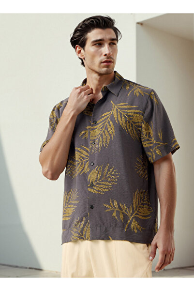 Iconic قميص مطبوع عليه أوراق شجر في جميع أنحاءه