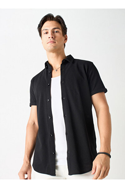 Iconic قميص منقوش بياقة واسعة وأكمام قصيرة