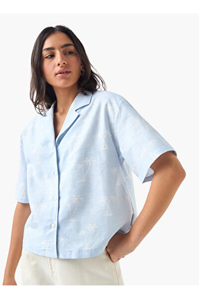 Lee Cooper قميص مريح بطبعة شجرة نخيل مع ياقة معسكر