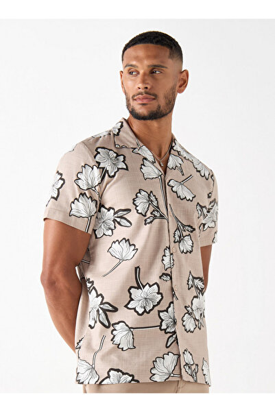 FAV قميص مطبوع عليه زهور بالكامل مع ياقة معسكر وأكمام قصيرة