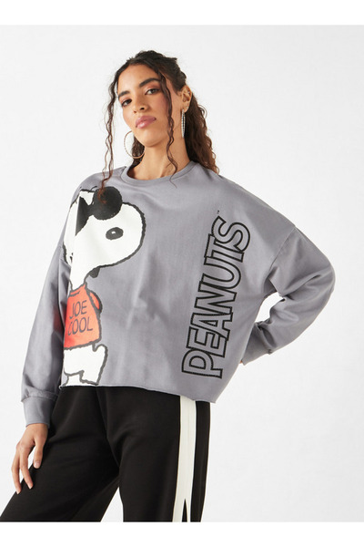 SP Characters سويت شيرت بطبعة سنوبي مع رقبة دائرية وأكمام طويلة