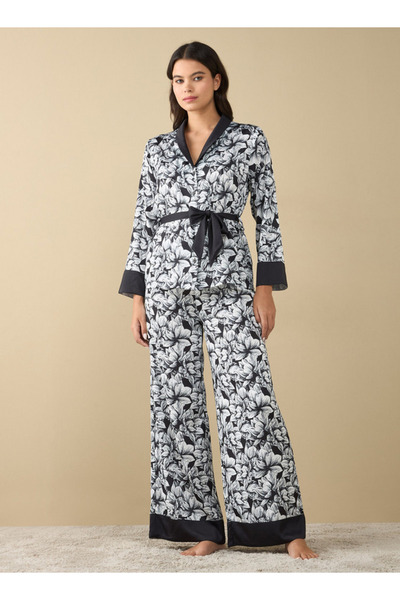 FAV قميص مطبوع عليه زهور بالكامل مع ربطة عنق ومجموعة بيجامة