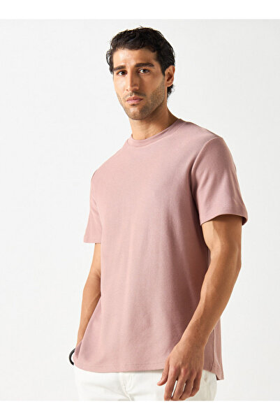 FAV تي شيرت بتصميم محكم ورقبة دائرية وأكمام قصيرة