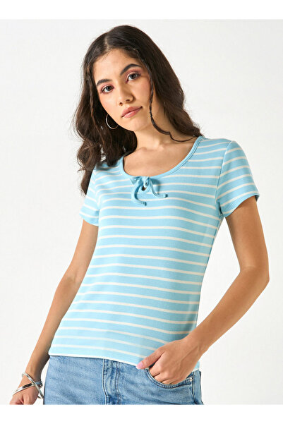 FAV تي شيرت مخطط برباط حول الرقبة وأكمام قصيرة