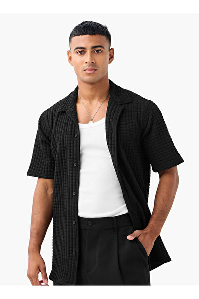 FAV قميص بقصّة عادية ومُزخرف بنقشة الوافل مع ياقة معسكر وأكمام قصيرة