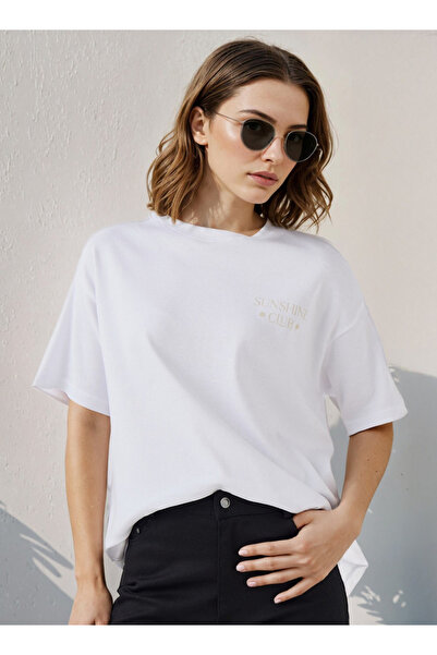 FAV تي شيرت مربع بطبعة شعار مع رقبة دائرية