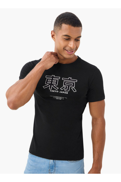 FAV تي شيرت بقصّة Slim Fit بطبعة شعار