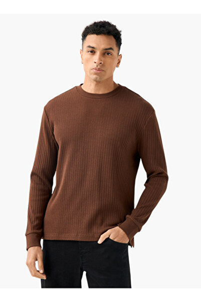 FAV تي شيرت رجالي بقصّة عادية ورقبة دائرية وأكمام طويلة ومضلعة