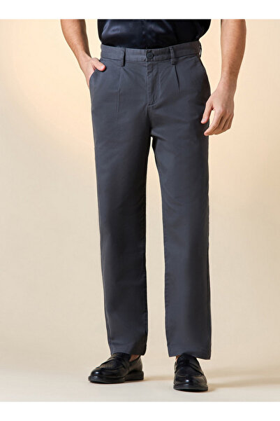 Iconic بنطلون أيقوني متوسط الارتفاع بقصّة عادية وجيوب