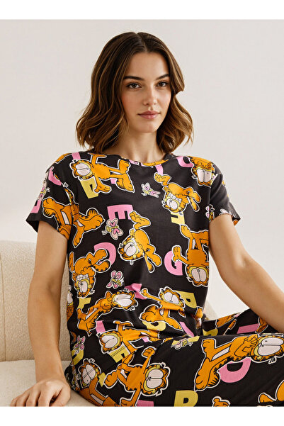 FAV All-Over Garfield Print Pyjama Set