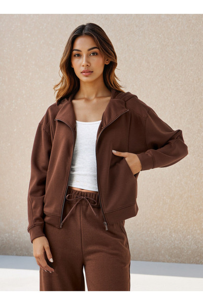 FAV هودي مع تفاصيل قص وخياطة