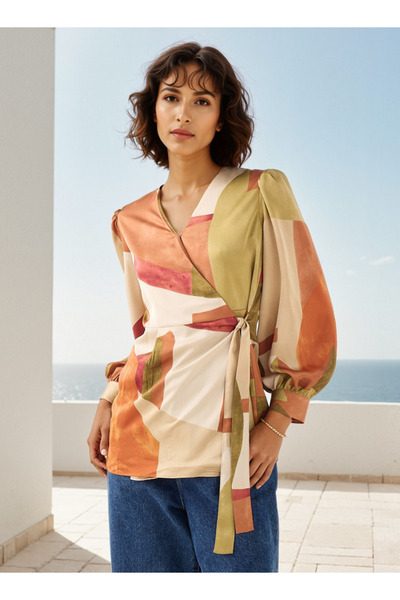 Iconic بلوزة ملفوفة مطبوعة بفتحة على شكل حرف V وأكمام طويلة وتفاصيل ربطة عنق