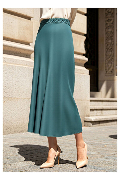 FAV تنورة ساتان متوسطة الطول مع تفاصيل خصر مضفرة