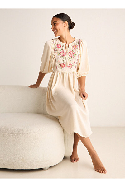 FAV فستان نوم مطرز برباط حول الرقبة وأكمام قصيرة