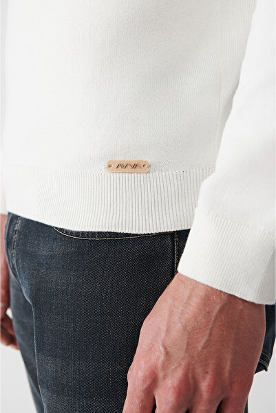 Avva Herren-Strickpullover aus bedruckter Baumwolle mit Rollkragenpullover in Ecru A32y5041