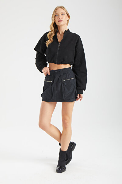 IMBUE تنورة قصيرة سوداء مكونة من جيب جانبي كبير قطع بنسيج مظلي