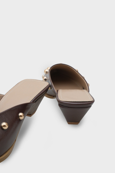 Capone Outfitters Γυναικείες παντόφλες Meredith με μεταλλικά αξεσουάρ με μυτερή μύτη και κλειστή μύτη