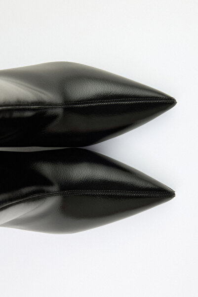 LUTVELIZADE Bot 2515 - Sivri Burun Dikiş Detaylı Siyah Kadın Bot