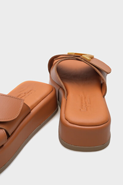 Capone Outfitters Γυναικείες παντόφλες Comfort με γνήσιο δέρμα Dara με λουράκι V με αγκράφα με σφήνα τακούνι