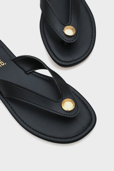 Capone Outfitters Kassey Flip Flops Flat Heeled Metal Accessory Round Toe Women's Slippers