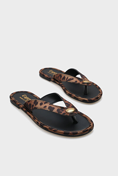 Capone Outfitters Γυναικείες παντόφλες Kassey Flip Flop Flat Heel με μεταλλικά αξεσουάρ και στρογγυλά δάχτυλα