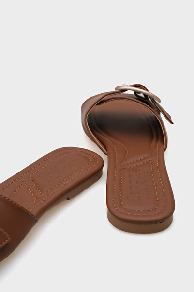 Capone Outfitters Γυναικείες παντόφλες Kathy με μεταλλική πόρπη με ίσια τακούνι, αμβλύ μύτη